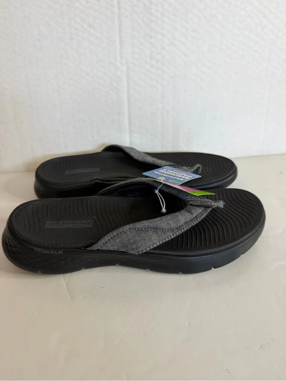 NWT Skechers women’s Black Flip Flop Sandals with Gray Straps Size 7.